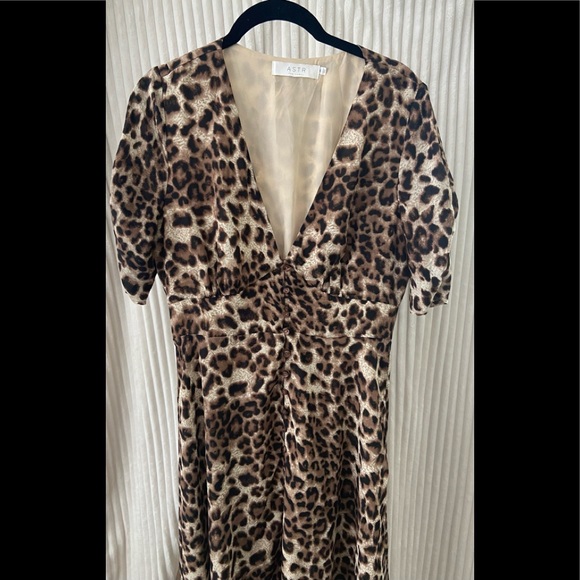 ASTR the label from Nordstrom. Leopard, midi dress. - Picture 2 of 7